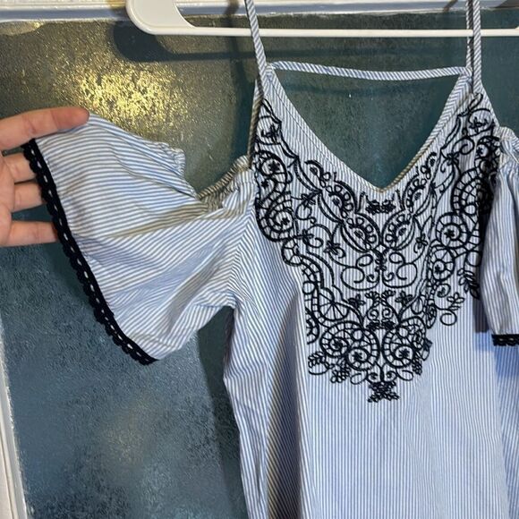 Eyeshadow Women’s Blue and White Embroidered off the shoulder ruffled top size L - Picture 2 of 5